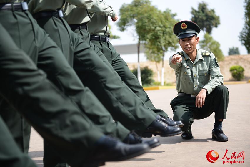 隊列訓練中，王班長嚴格糾正隊列動作。