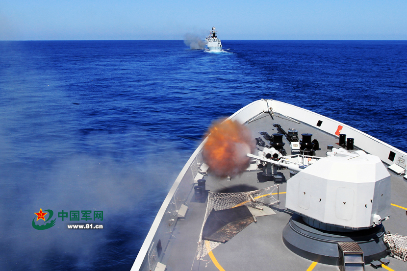 艦艇主副炮組成密集火力網。