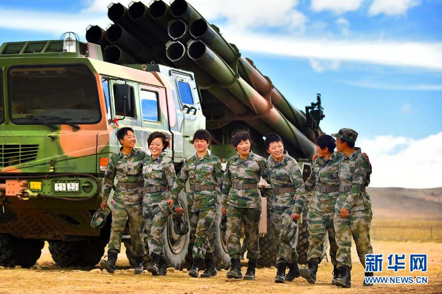 第一次進行滿管12發連射實彈射擊，實現炮火全覆蓋、全毀傷目標，女兵戰炮班取得優異的成績，射擊結束后，7名女兵走近炮車，放鬆了持續緊繃的神經，露出了開心的笑容。