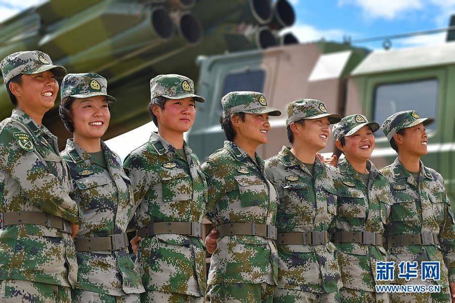 西藏軍區首個高原女兵戰炮班7名女兵，（從左至右依次是袁遠、余曼斐、把曉碟、次仁卓瑪、蔡明明、江雨婷、周鑫）在海拔4800米某高寒山地演訓。