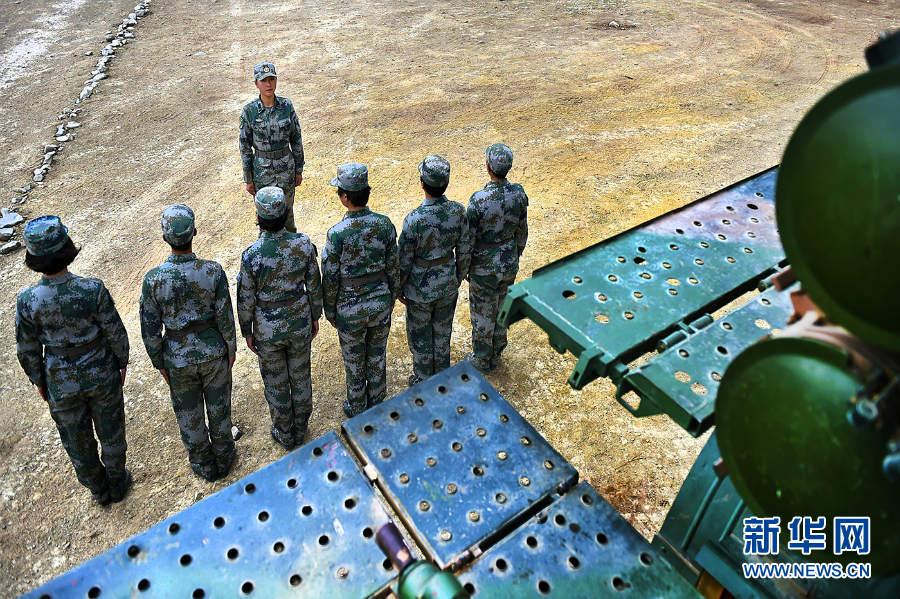 高清:解放軍女兵青藏高原操作遠程火箭炮射擊【11】