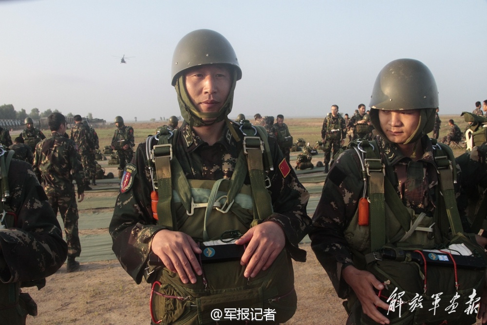 39集团军特战团政工干部带头跳伞 威从天降(图