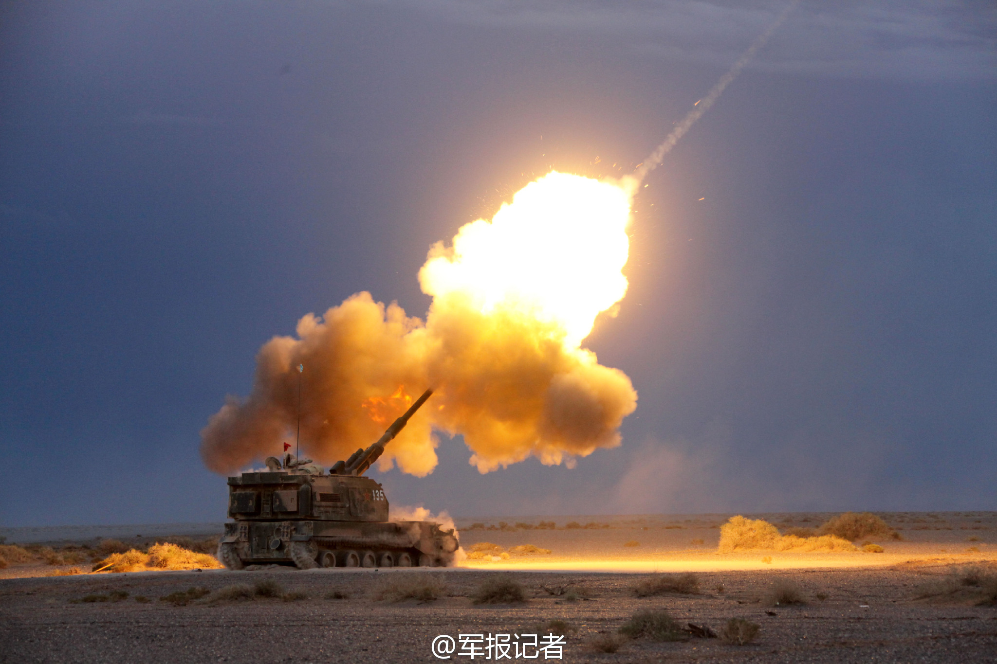 高清:解放军新型自行火炮大漠实弹极限射击--军事--人民网