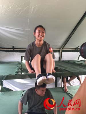 與戰士們一起搭指揮帳篷·