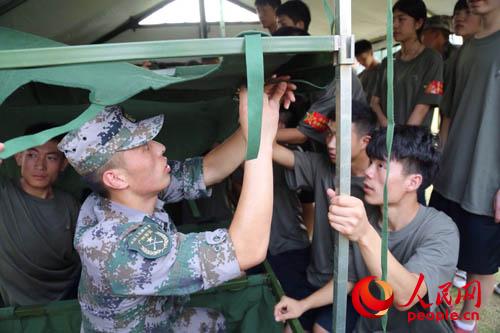 與戰士們一起搭指揮帳篷