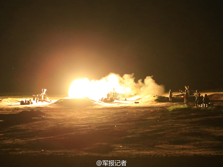 高清:北京衛戍區炮兵團陌生地域展開夜間實彈射擊 