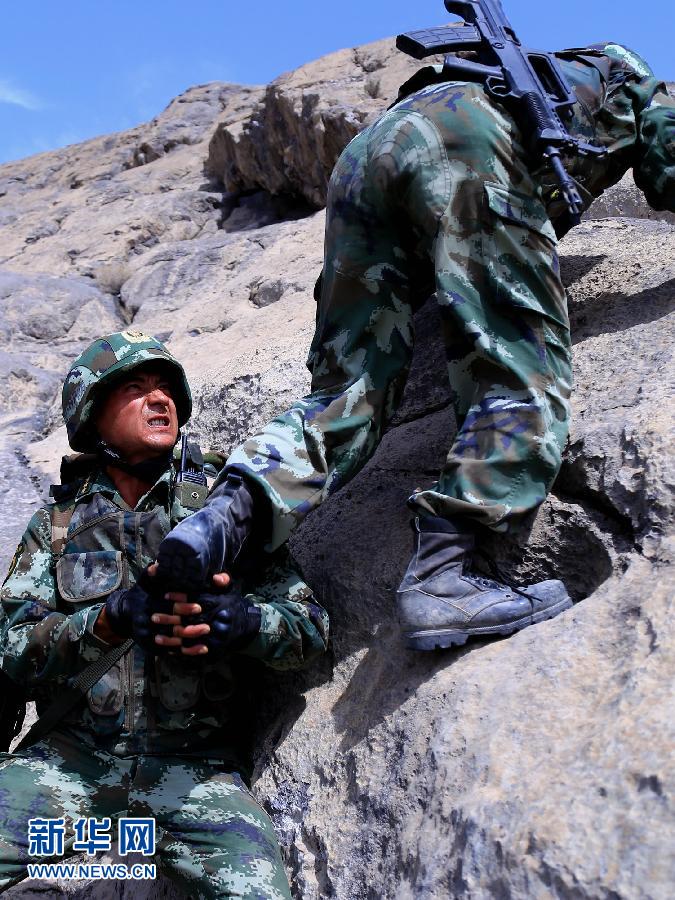 新疆邊防武警在戈壁60度高溫環境進行越野射擊(圖)【4】