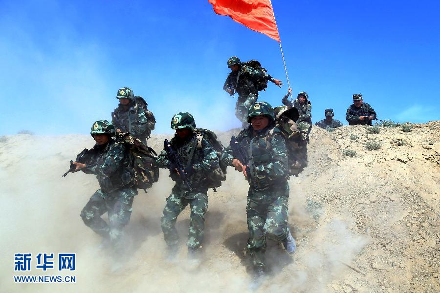 新疆邊防武警在戈壁60度高溫環境進行越野射擊(圖)