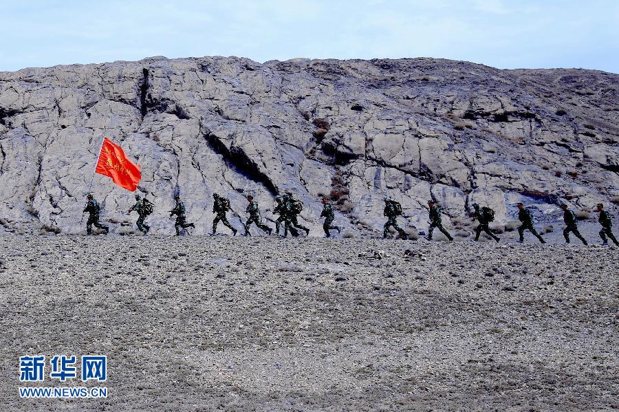 新疆邊防武警在戈壁60度高溫環境進行越野射擊(圖)【2】