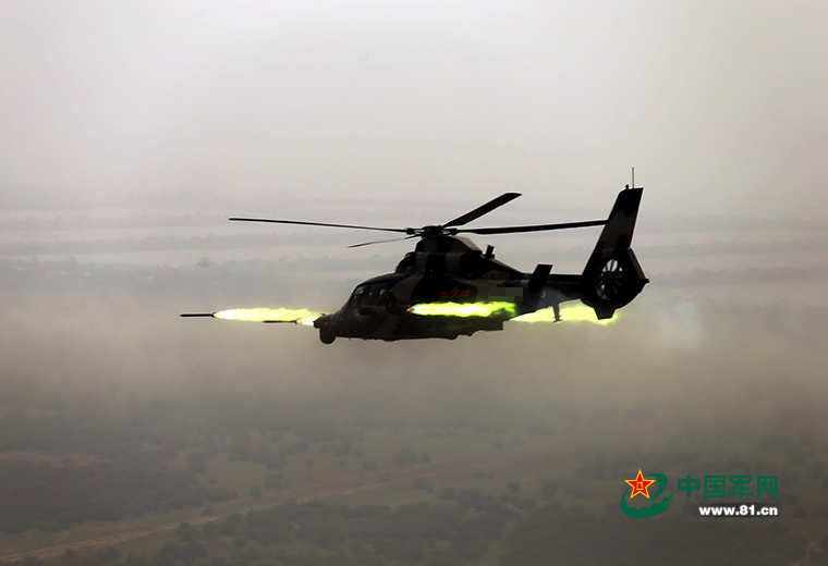 高清：第26集團軍武裝直升機實施立體火力打擊