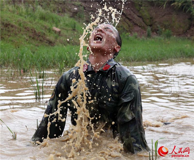 7月30日,"狼兵突击队"一名特战官兵在水中进行憋气训练