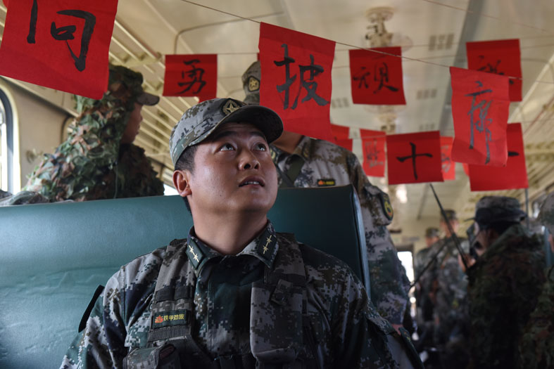 勇敢頑強、所向披靡，列車上挂滿了標語和條幅，激勵官兵投身軍事訓練大潮中。 