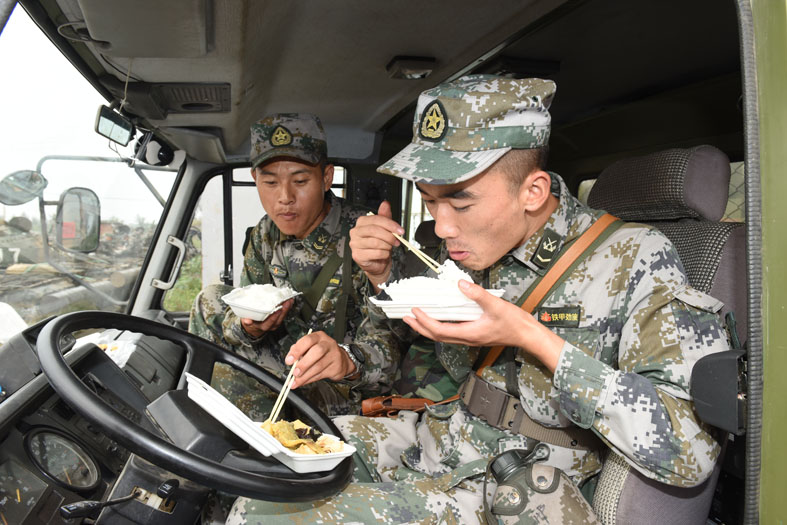 參加跨區機動摩托化行軍的官兵，吃住在車上，理想信念在心裡。 