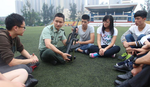 劉超在高校與學子共話國防，講解部隊武器裝備情況。（薄文飛攝影）