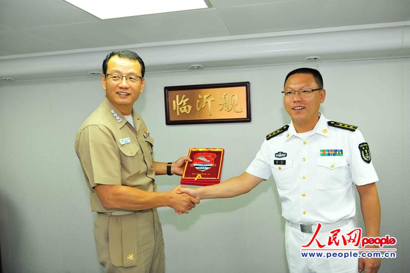 2015年1月6日，臨沂艦高克艦長與韓海軍驅逐艦指揮官進行會面交流，並向其贈送臨沂艦艦徽。熊利兵攝