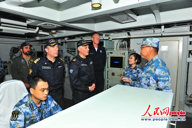 2015年1月30日，歐盟465編隊指揮官參股臨沂艦，圖為臨沂艦高克艦長向歐盟465編隊指揮官一行介紹臨沂艦裝備。熊利兵攝