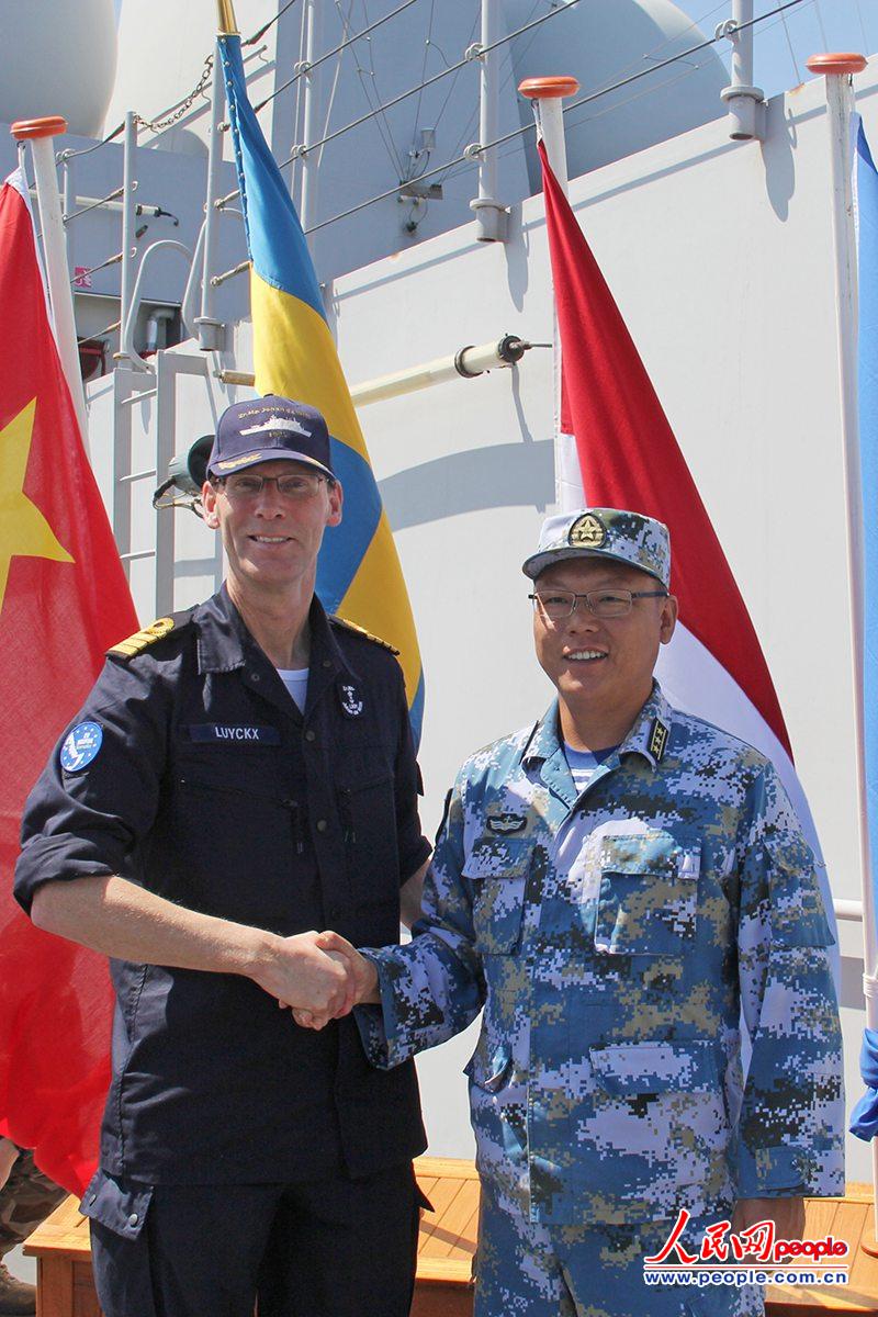 2015年2月16日，臨沂艦高克艦長與歐盟465編隊指揮官會面交流。熊利兵攝