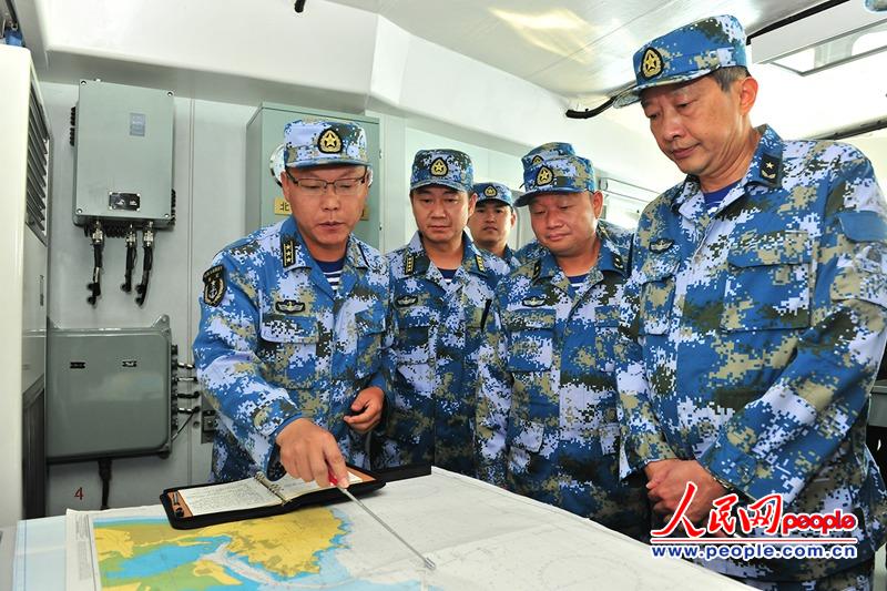 也門撤離中外人員期間，臨沂艦高克艦長進行方案匯報。熊利兵攝