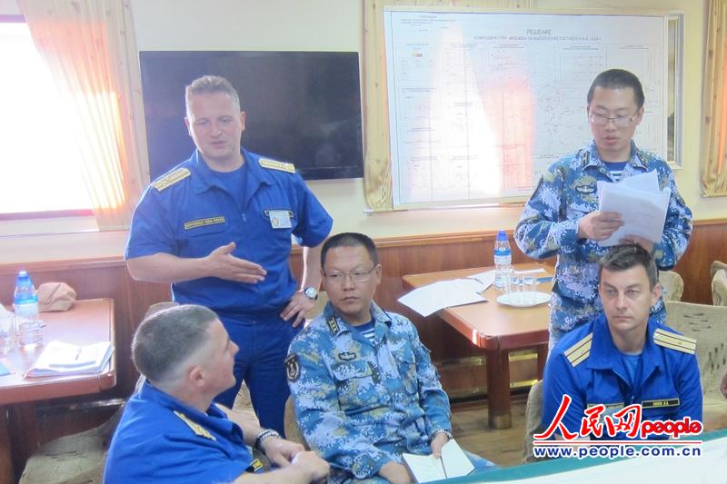 中俄“海上聯合－2015（1）”軍事演習期間，臨沂艦高克艦長在俄艦海上聯合指揮所工作的鏡頭。
