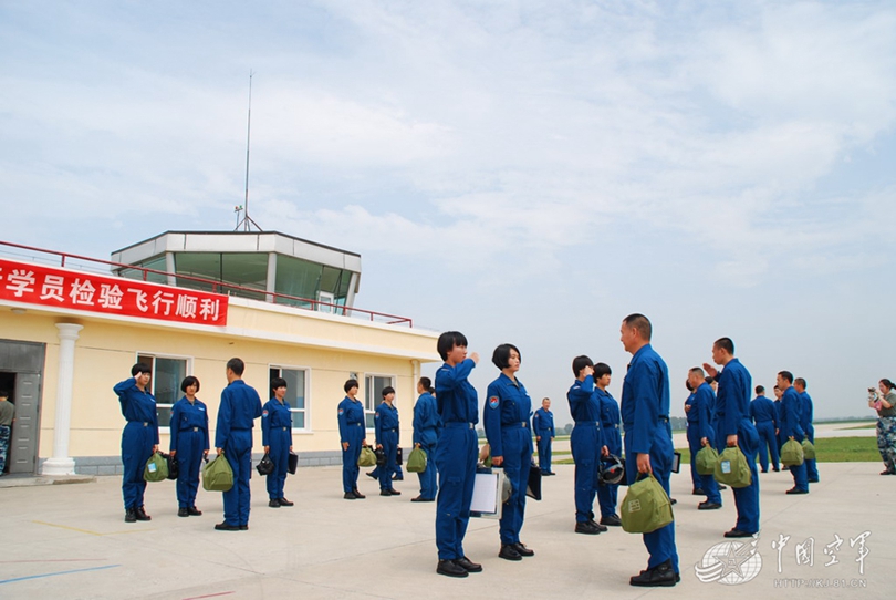 8月6日晨，空軍第十批38名女飛行學員順利首飛。