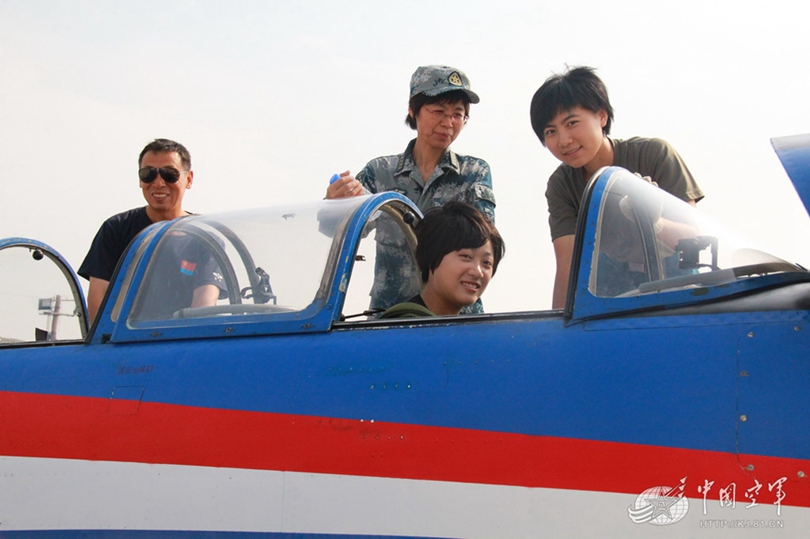 空軍第十批女飛行學員首飛前進行座艙實習。