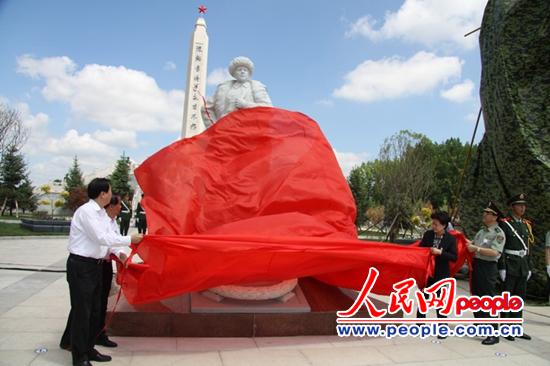 2013年6月13日，陳翰章烈士身首合葬暨公祭儀式上，領導為陳翰章雕像揭幕
