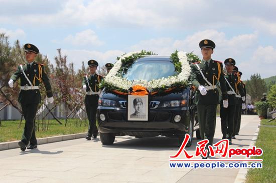 2013年6月13日，承載陳翰章烈士遺體的靈車緩緩前行