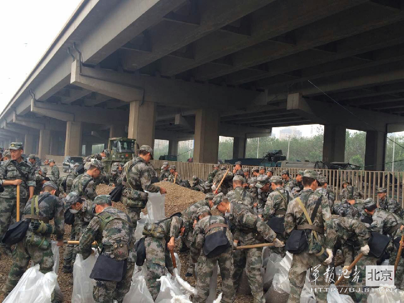 高清:某舟桥团官兵全力建立进入爆炸事故核心区通道