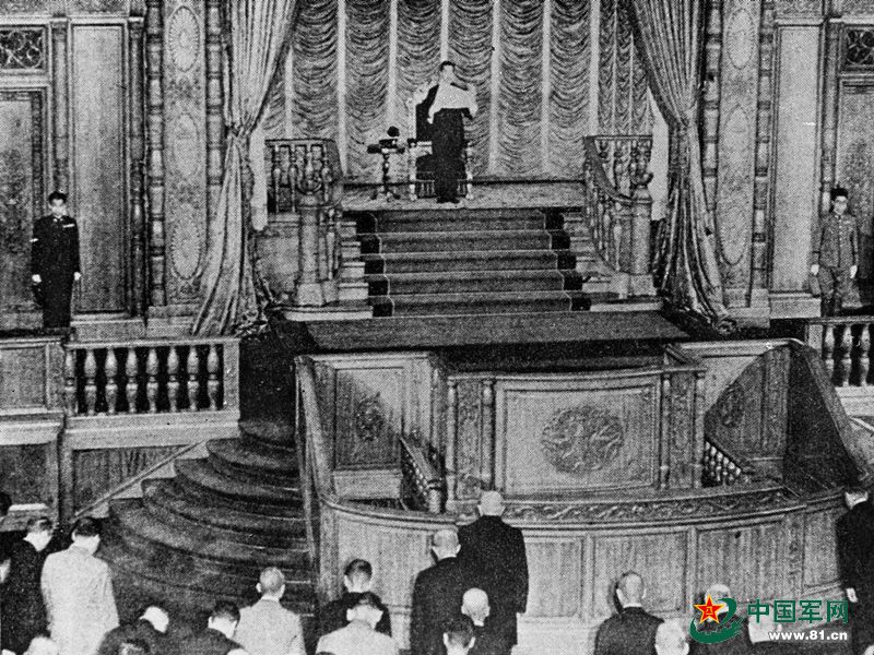 ����ͼ��1945��8��14�գ��ձ�����������ܲ���̹���棬���˹�Ͷ����