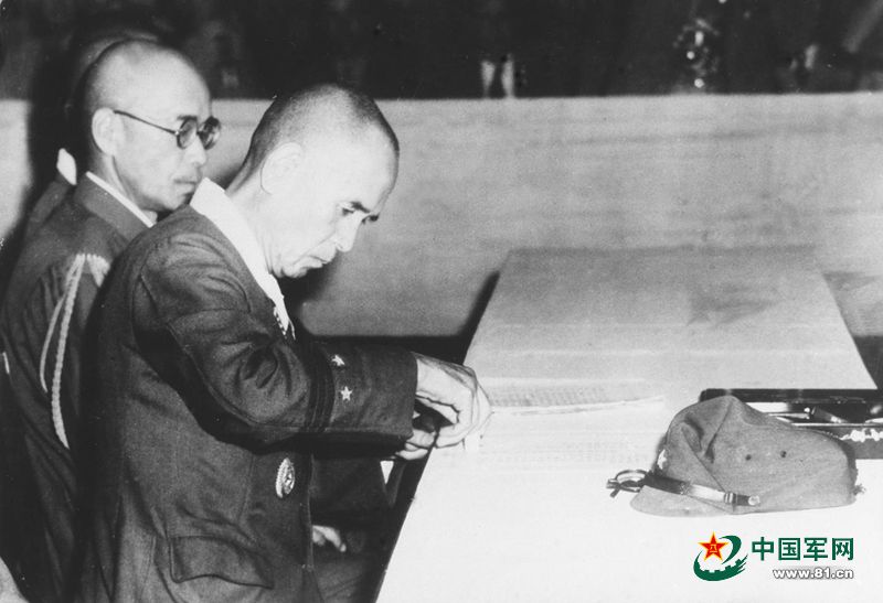����ͼ��1945��9��9�գ��ֻ��վ���˾��Դ����ε����Ͼ�ǩ��Ͷ���顣