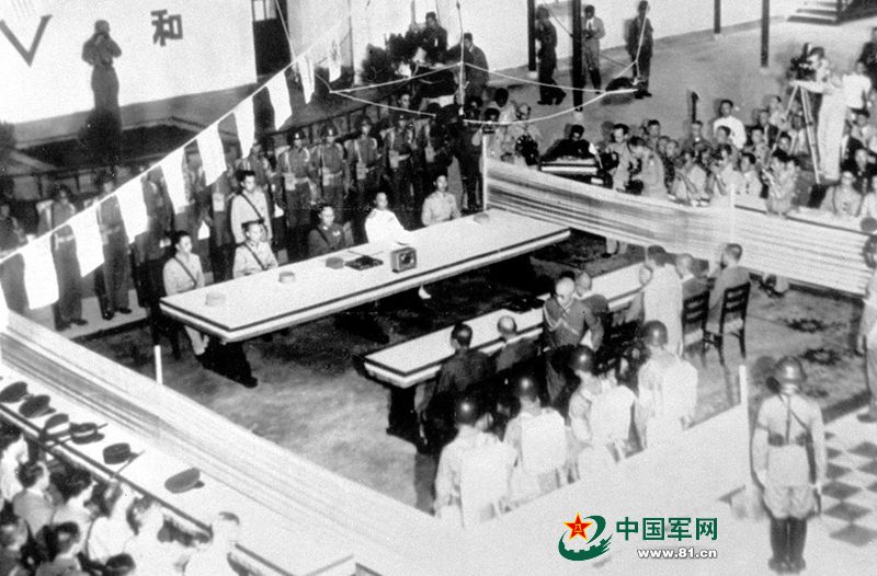 ����ͼ��1945��9��9�գ��й�ս�����ձ�Ͷ����ʽ���Ͼ����С��ֻ��վ���˾��Դ������ڶԻ�Ͷ������ǩ�֣������з��������������嵶���Ա�ʾ�ֻ��վ���ʽ���й���еͶ����