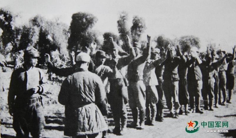 ����ͼ��1945��10��19�գ���ɽ�����أ��վ�300�������Ҿ�Ͷ����