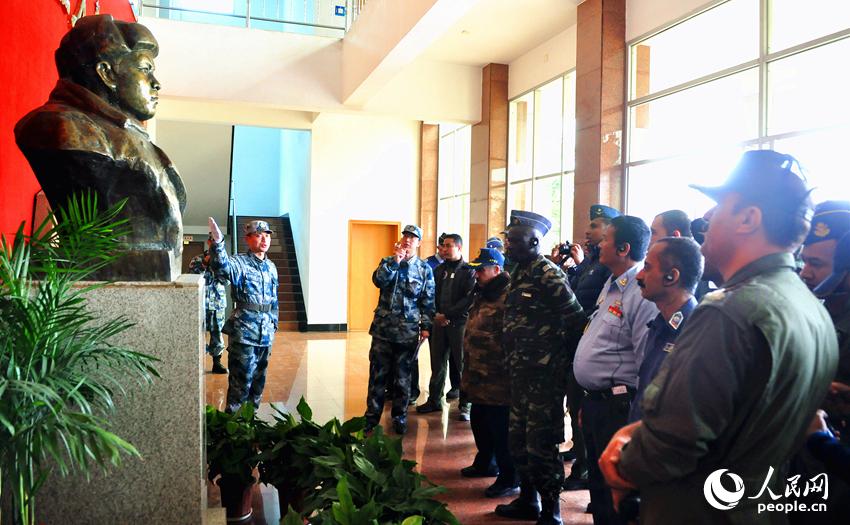 2015年1月20日，44国的55名外军留学生组成的外军军官参观见学团走进“黄继光英雄连”参观荣誉室。钟坤志 摄