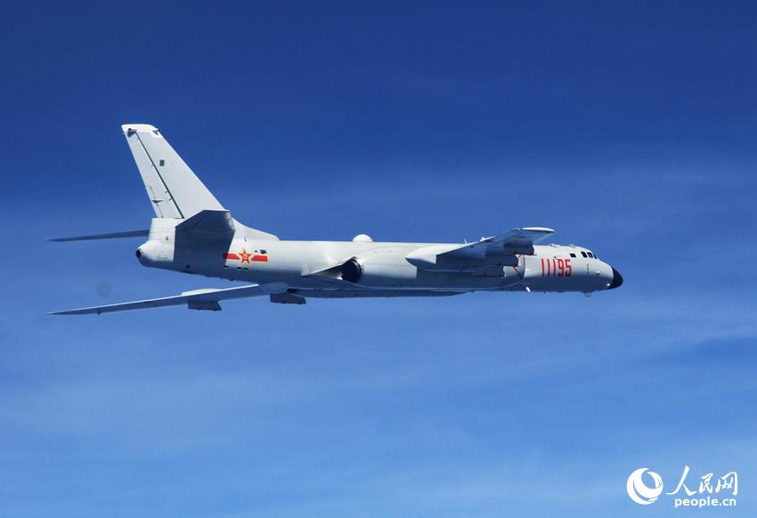 装备某新型轰炸机的空军航空兵某师组织飞行训练（资料照片）。刘锐 摄