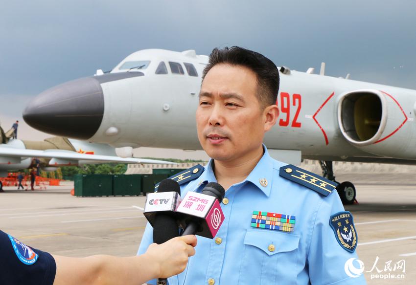 中国空军新闻发言人申进科上校在一线发布新闻。任斌 摄
