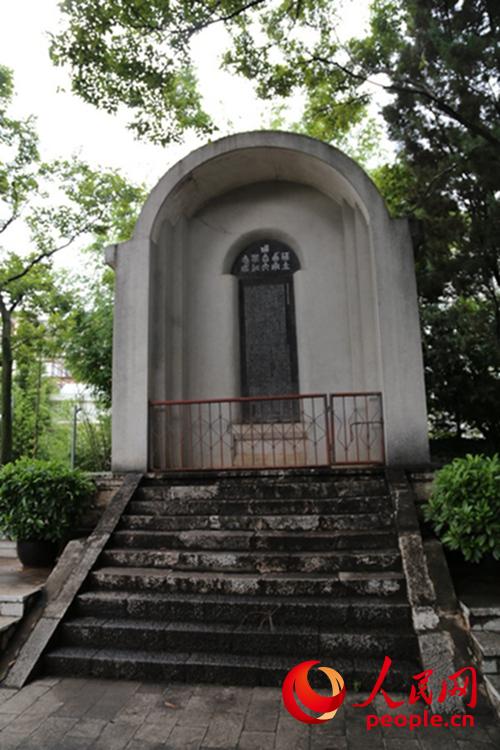 雲南師范大學校園內矗立著一座“國立雲南聯合大學紀念碑”。
