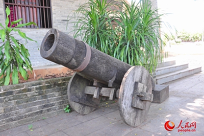 陳列於南陽人民革命斗爭紀念館外的荔枝炮仿制品