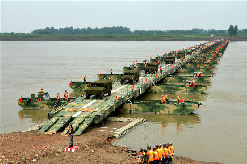 高清:解放军15分钟架设500多米长浮桥