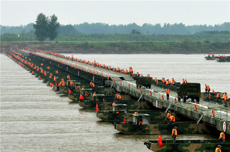 高清:解放军15分钟架设500多米长浮桥