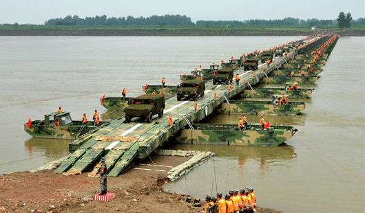 解放军15分钟架设500多米长浮桥