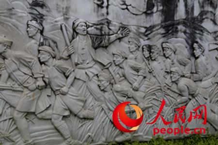 龍陵抗戰紀念廣場上反映龍潞區游擊支隊抗戰的浮雕。攝影：閆嘉琪
