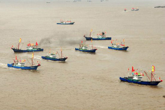 圖為在釣魚島附近海域行駛的中國漁船