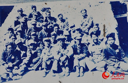 1938年，符克（三排右一）在延安陕北公学学习时和同学的合影（翻拍）。