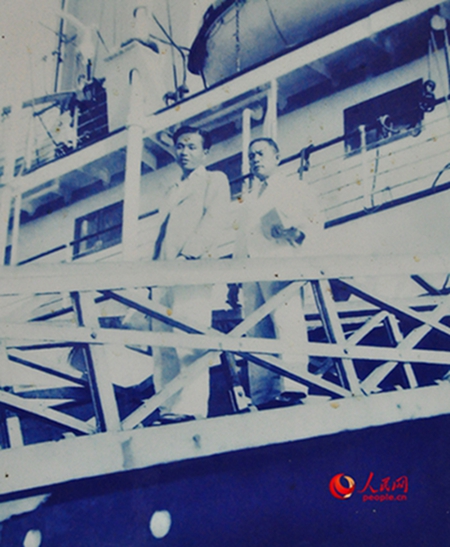 1939年夏秋之間，符克率團回海南抗戰，這是符克（左）離開越南西貢（今胡志明市）時與父親在輪船上的合影（翻拍）。