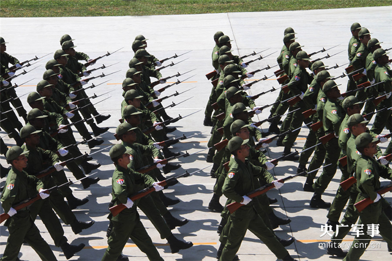 高清:抗战阅兵17国外军训练画面集锦