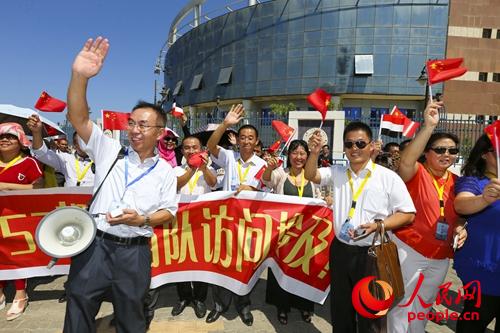 參加歡迎儀式的中資機構、華人華僑、留學生代表  代宗鋒攝