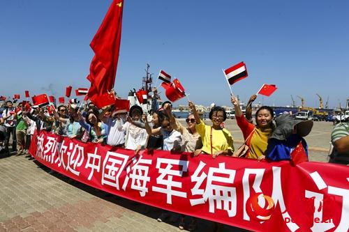 碼頭上，參加歡迎的中資機構、華人華僑、留學生代表代宗鋒攝