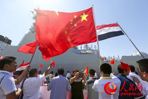 碼頭上，歡迎人群揮舞著中埃兩國國旗 代宗鋒 攝