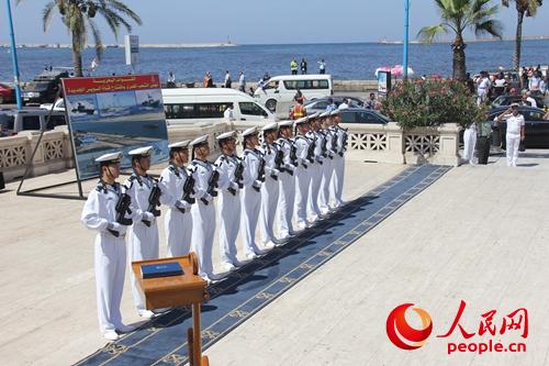 在亞歷山大海濱無名水手墓前列隊歡迎前來敬獻花圈的中國海軍艦艇編隊代表的埃及海軍儀仗隊。人民網記者劉水明攝
