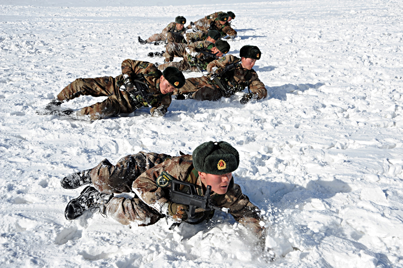 崗巴邊防官兵開展冬訓。圖為戰士們正在戟行雪地戰術訓練。